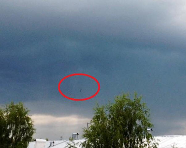 Obyvateľ Kirova počas búrky fotografoval na oblohe UFO zafarbené oceľou